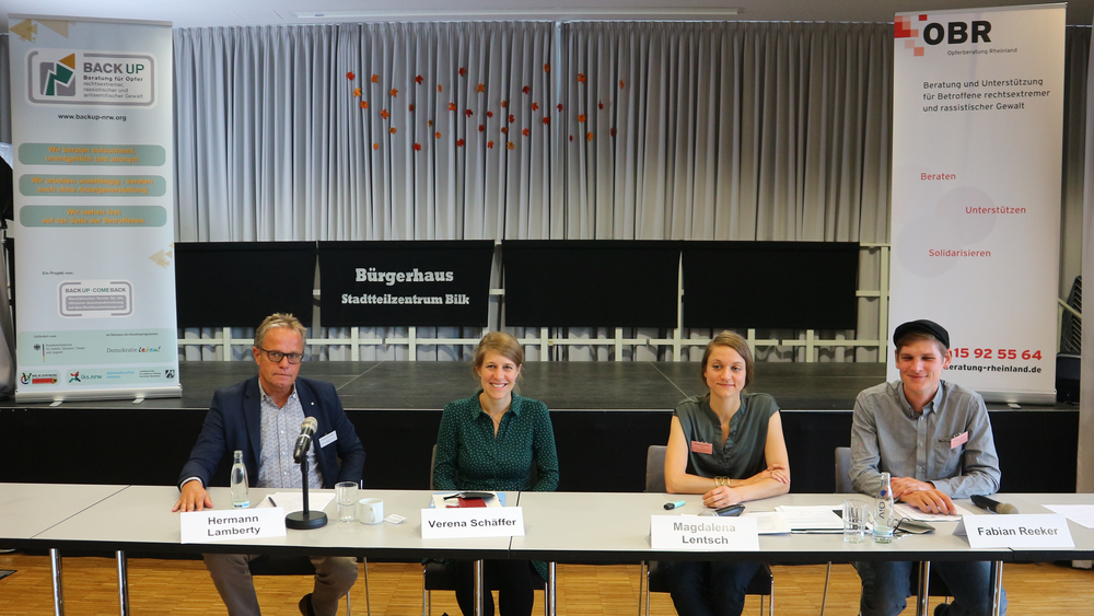 Foto der Pressekonferenz am 14.09.2022 im Rahmen des Fachtags der Opferbertung Rheinland. Personen auf dem Foto von links nach rechts: Hermann Lamberty (Leiter der LKS NRW), Verena Schäffer (Bündnis 90/GRÜNE NRW), Magdalena Lentsch (Leiterin von BackUp) und Fabian Reeker (Leiter der OBR).